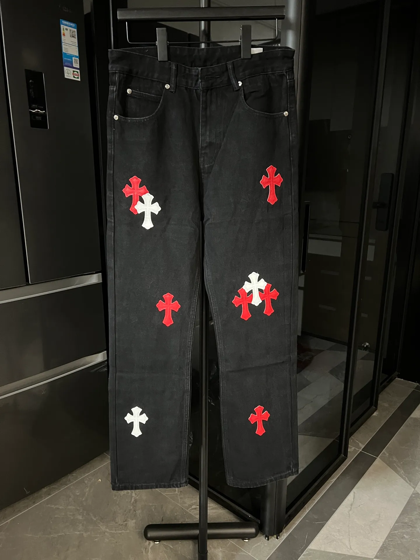 P260 [Next day] Chrome Hearts/CH Hong Kong city limited series Sanskrit cross patch patchwork leather jeans (black) Black and red color matching - Hong Kong limited fashion players, Chrome Hearts Hong Kong city limited jeans are now available!  The unique color scheme is like the intertwining of vitality and romance of Hong Kong. The three-dimensional letters between the hips seem to tell the story of the city. The customized hardware, the three-dimensional and thick cross stamens, and the hand-cut leather washers make the details full of luxury.  Handcrafted and made of environmentally friendly materials, comfort and quality coexist. Owning it is not only an outfit, but also a status symbol. Globally limited edition, don’t miss it.  Size: 28 30 32 34 (corresponding to s-xl) Detailed size can be found in Figure 9